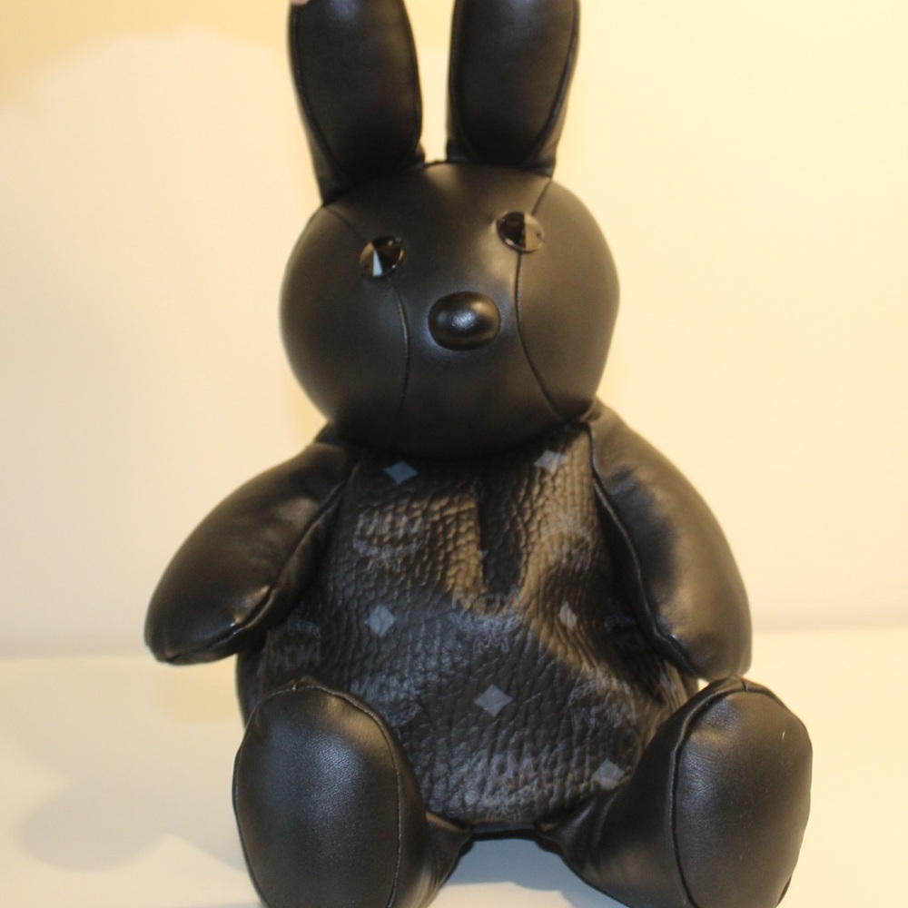 MCM L- rabbit shoulder bag.
